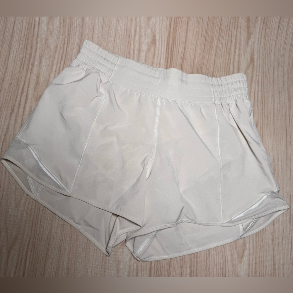 Lululemon Hottie Hot Shorts (bone)